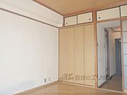 南向きでエアコン付きの6帖洋室です
