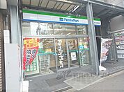 ファミリーマート　西大路駅前店まで20メートル