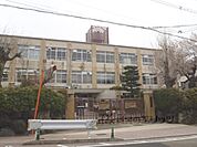 山階小学校まで250メートル