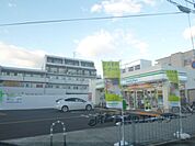 ファミリーマート　葛野西通店まで200メートル
