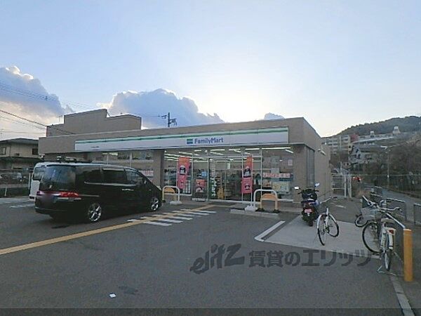 画像4:ファミリーマート　伏見桃山東店まで550メートル