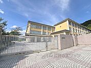 春日丘中学校まで950メートル