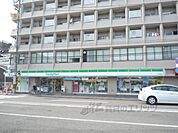 ファミリーマート　丸太町猪熊店まで200メートル