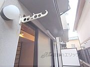 便利な物干竿掛け付きです。