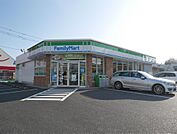 ファミリーマート(900m)