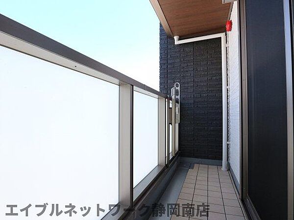 画像13:開放的で明るい空間を演出してくれるバルコニーです