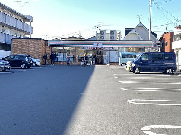 周辺：【コンビニエンスストア】セブンイレブン 静岡瀬名店まで677ｍ