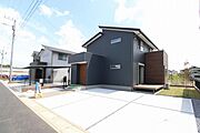 モノトーン配色の落ち着いた外観でバルコニーも広々。IOT住宅でスマホ1つで玄関、自動シャッターの開け閉め可能。長期優良住宅の安心のお家が完成しました。只今、外構工事中ですが室内はご見学できます。