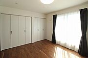 7帖の洋室になります。収納もたっぷりあるのでお部屋を広く使えます。カーテンも付いています。