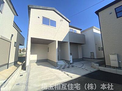 外観：2号棟全居室6帖以上・居住空間を広く使える全居室に収納がある3ＬＤＫ・納戸・WIC！駐車スペース2台可(車種による)！