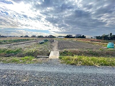 外観：土地坪約176坪超！交通量が少ないので静かで落ち着いた住環境です！のどかな地域で広々建てたい方におすすめな土地です！お気軽にお問い合わせください！