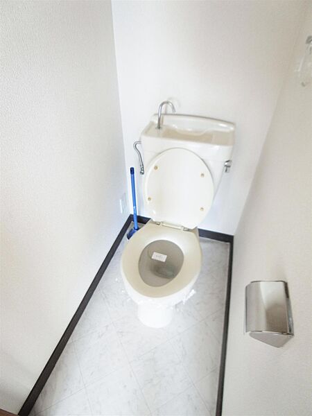 画像5:白基調のトイレです。