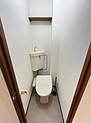 温水洗浄便座と便利な棚が付いてます。
