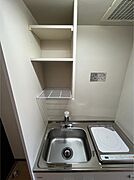 IHは火加減の調整がしやすく、シンク上には棚や水切りラック付き