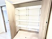リビングにも収納がございます。棚の高さは自在に変更できます。