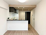 リビング全体を見渡せる対面式のカウンターキッチンを採用しており、お料理中もご家族との会話やコミュニケーションが自然と弾む設計です♪