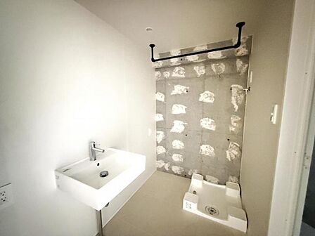 清潔感のある温水洗浄便座付きのトイレです。