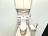トイレ：清潔感と落ち着きのあるトイレ空間。上部には収納棚も備わり空間をすっきりと保つことができます。