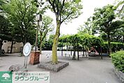 諏訪公園 徒歩12分。 930m