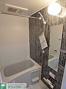 一日の疲れはお風呂に入ってリフレッシュ！浴室乾燥機・追い焚き付き！ガラスタイルブラックのお洒落な壁！