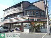 セブンイレブン 徒歩8分。コンビニ 600m