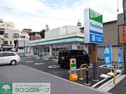 ファミリーマート 徒歩12分。コンビニ 930m
