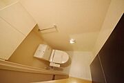 白を基調とした清潔感のあるトイレです