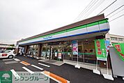 ファミリーマート瀬谷本郷店 徒歩13分。コンビニ 970m