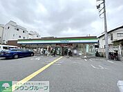 ファミリーマート浦和本太店 徒歩6分。 450m