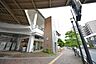 周辺：駅前 880m