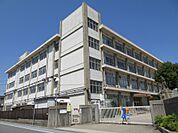 英賀保小学校　約840ｍ（徒歩11分）