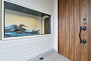 玄関ポーチからもガレージの様子を伺えます。愛車とガレージを、来訪者にさりげなく自慢できる仕様です。