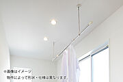 室内干しに便利な天井付け物干し金物。雨の日や花粉の季節に重宝します。