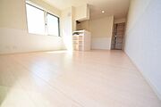 二面採光の明るい洋室