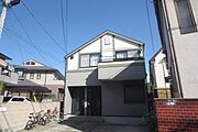 静かな住宅地に建つ綺麗なアパート。