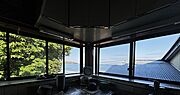 窓が連なり開放的なキッチンです
