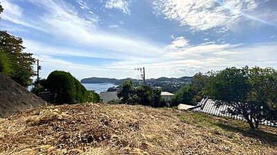 外観：敷地：小高い丘のような立地です。
