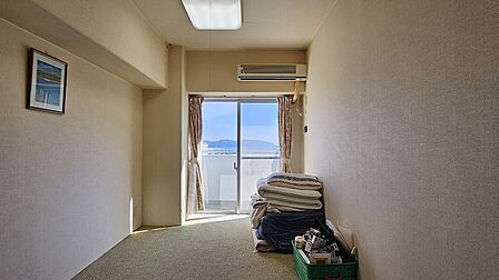 海を望む東側の洋室です。広さは約6.7帖の広さです。書斎などのお部屋としても良いかと思います。