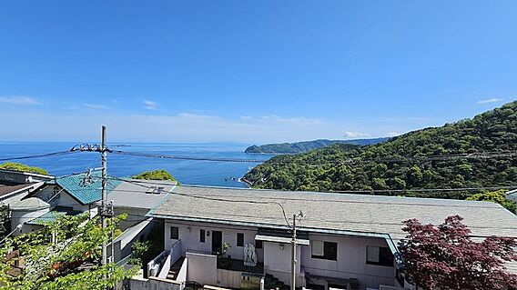 場所は熱海の高...