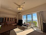 【リビング】お部屋は同マンションの一般的な1LDKです。