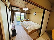 隣にある和室4.5畳です。寝室に適した空間となっております。