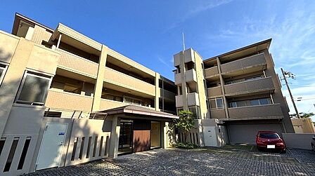 外観:アースカラーを基調とした温かみのある外観です。