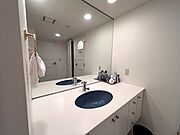 【洗面室】大鏡を採用した機能美溢れる洗面化粧台。