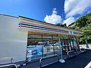最寄りのコンビニまでは徒歩約3分（約240m）。隣りには美味しい海鮮食堂もございます。