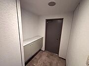 それでは室内のご紹介です。大理石調のタイルは上品で高級感が漂います。