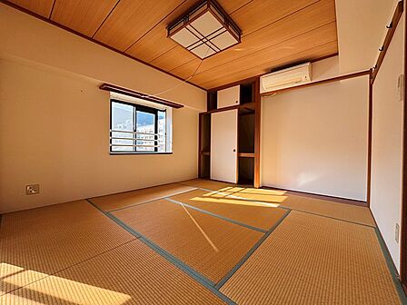 8畳の和室です。押し入れと床の間付きです。