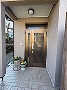 玄関：玄関構えです。