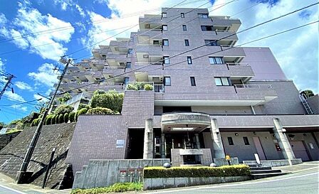 威風堂々の外観はレーモンド設計