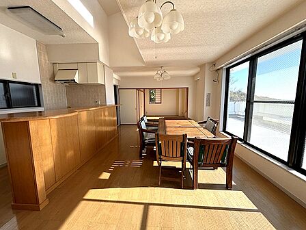 【LDK】南向き開口部で各お部屋に陽がたっぷりと差し込みます。