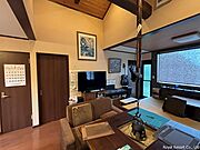 【室内】南西側の扉奥には、約3帖の寝室が2部屋あります。